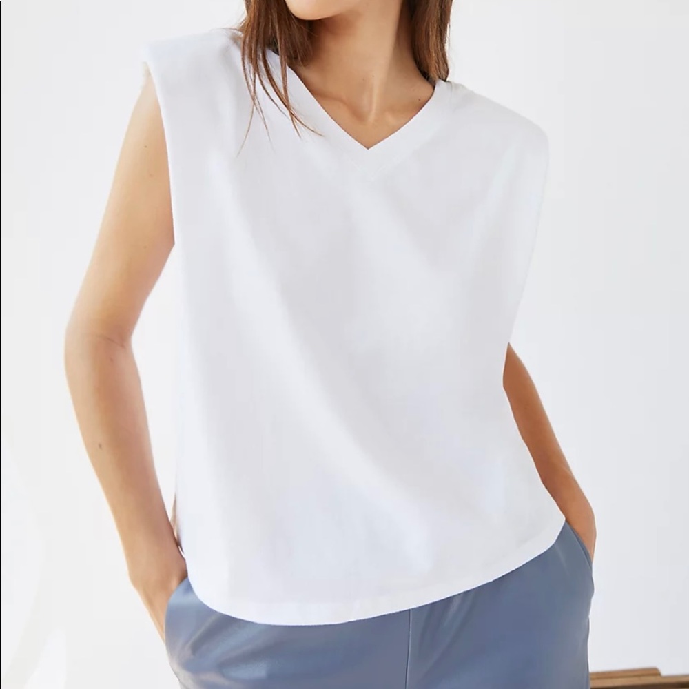 Aritizia Babaton Shoulder Pad V Neck Tank
